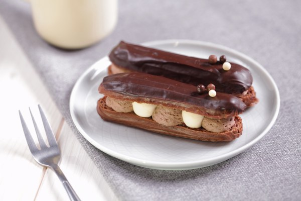 Technická přesnost a čistá estetika, díky nimž éclairs rozsvítí moderní vitrínu. Technická přesnost a čistá estetika, díky nimž éclairs rozsvítí moderní vitrínu.