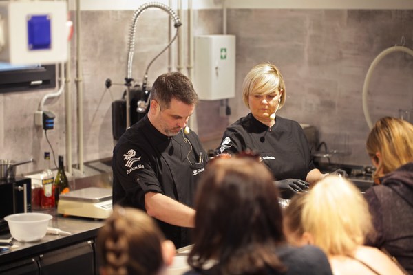 Osobní přístup, živé ukázky a prostor pro sdílení zkušeností – seminář v showroomu Omega CZ ukázal, co v praxi opravdu pomáhá cukrářům posouvat jejich práci dál.