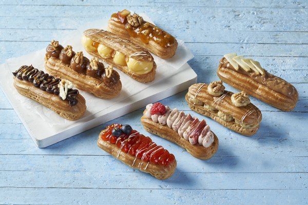 Éclairs v paletě chutí: od klasické vanilky přes pistácie až po svěží ovocné náplně. Éclairs v paletě chutí: od klasické vanilky přes pistácie až po svěží ovocné náplně.
