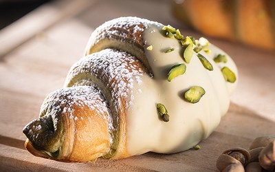 Plundrový croissant s pistácií