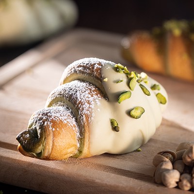 Plundrový croissant s pistácií