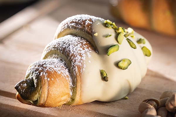 Plundrový croissant s pistácií