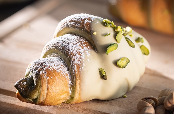 Plundrový croissant s pistácií