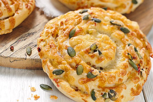 Šnek s mrkví, dýňovým semínkem a čedarem