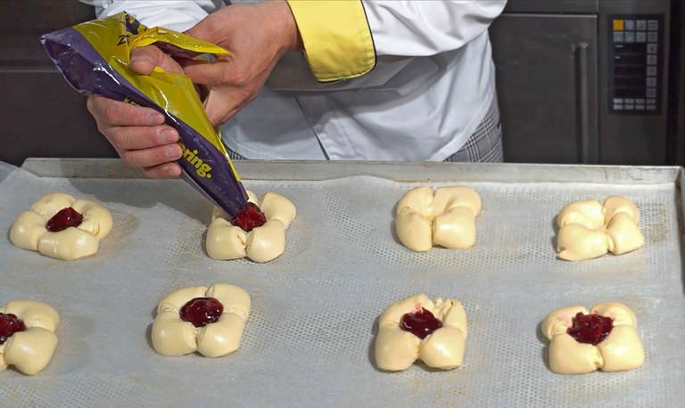 Trezírovací_sáčky_piping_bags_ruce_A.jpg
